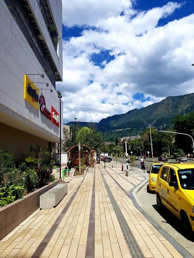 Casa Centro Comercial La Central - Wifi - Outside Parking メデジン 0*,  コロンビア